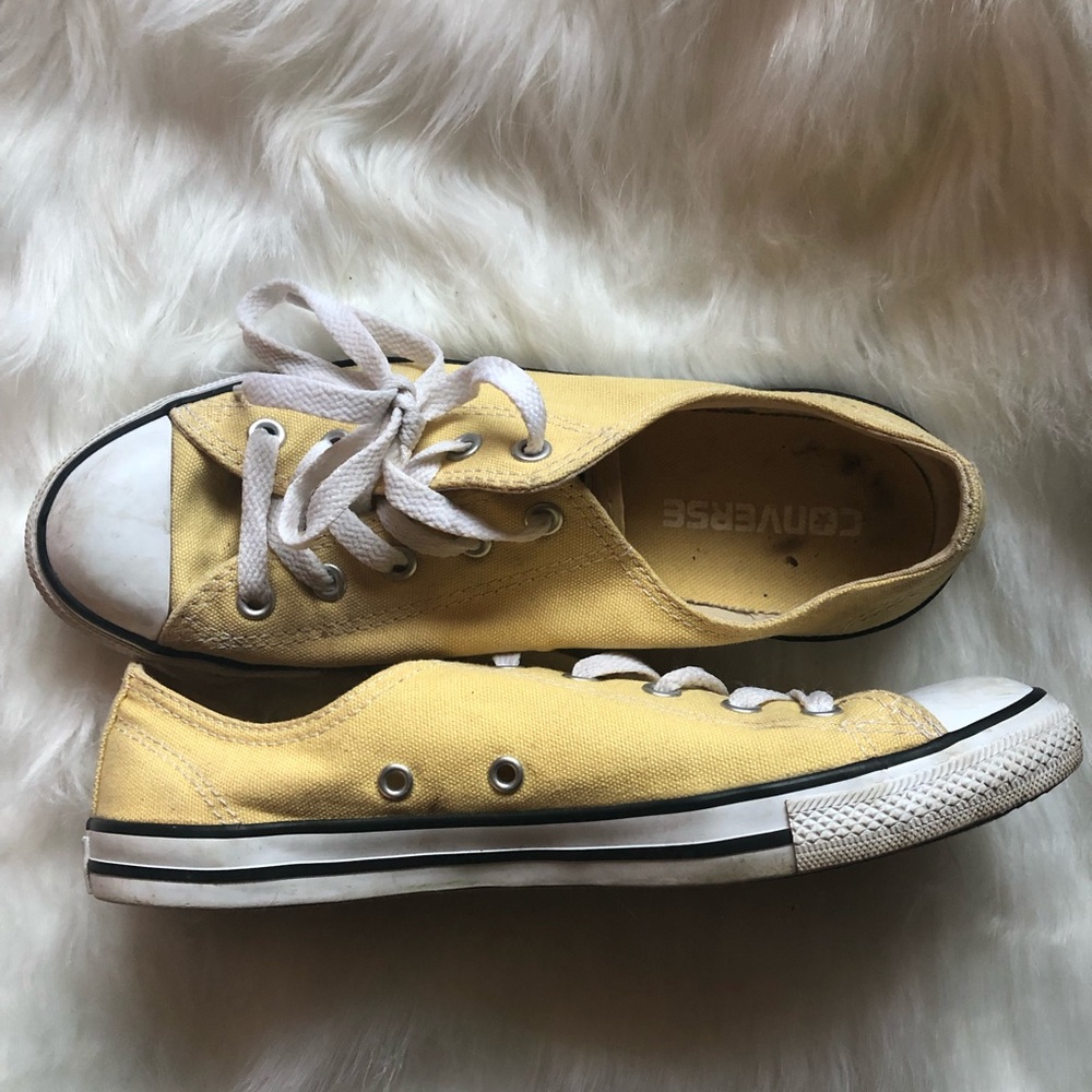 Yellow converse sneakers lace up EUC